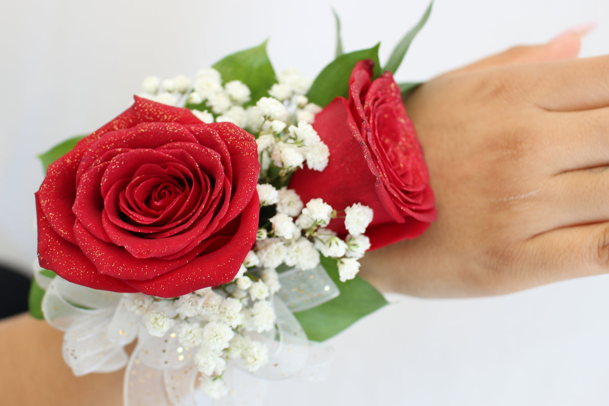 Classic 3 Rose Wrist Corsage –  Joyce Florist Of Dallas Inc, Dallas TX